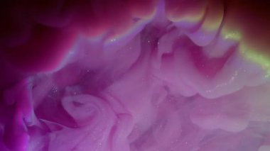 Sıvı boya dokusu. Parıltı sıçrama buharı. Odaklanmamış mor pembe renkli bulutlar parlayan dumanlı gökkuşağı sualtı sisi soyut neon sanatının siyah arka planına yayılıyor..