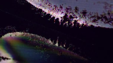 Statik arıza. Piksel sinyali. Mor sarı renkli, parlayan gökkuşağı kalıntıları koyu siyah soyut bokeh arka planda kırık efekt oluşturmuş..