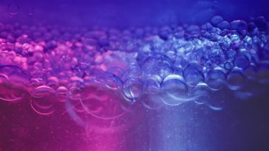 Floresan yağ sıvısı. Jel köpükleri. Odaklanmamış mavi mor renk gradyan yuvarlak su soyut ultraviyole ışık arkaplan üzerine parlak doku bırakır.