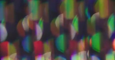 Odaklanamayan daireler. Pırıl pırıl. Soyut bokeh sanat arka planında mor yeşil neon renkli parlak gökkuşağı ışığı.