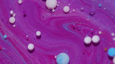 Mürekkep damlası. Suyu boya. Odaklanmamış pembe renkli damlacıklar soyut sanat arka planında yüzen beyaz mor akrilik yağ damlatırlar..