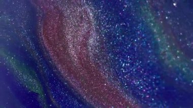 Parıltı emülsiyonu. Parıldayan sıvı. Soyut akrilik zemin üzerine yayılan mavi, kırmızı, parlak damlacıklar..