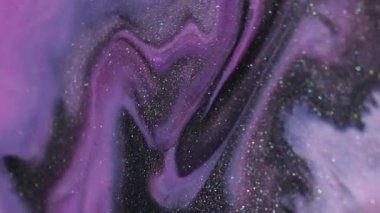 Mermer boya. Akrilik sıvı. Odaklanmamış mor mavi pigment. Soyut sanat arka planında yüzen koyu siyah ıslak sim lekeleri..