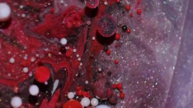 Yağlı boya karışımı. Damla dokusu. Odaklanmamış kırmızı pembe beyaz renkli baloncuklar mürekkep akrilik akışı soyut yaratıcı arka planda yüzüyor.