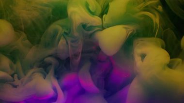 Buhar mürekkebi. Boya suyu akışı. Bulanık mavi pembe renk sıvı, bulut parıltısı desenli gökkuşağı parçacıkları soyut sanat arka planına dökülüyor..