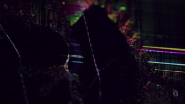 Arıza dokusu. Bozulma sesi. Sarı mor renk frekanslı eserler fütüristik sıvı dalga koyu siyah sanat soyut arkaplanı patlatır.