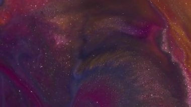 Parıldayan mürekkep. Parlak bulanık sıvı. Odaklanmamış mor turuncu renkli su pembe desen soyut koyu siyah arkaplanda yüzüyor..