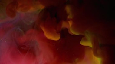 Buhar mürekkebi. Boya suyu akışı. Bulanık, mavi, kırmızı, sıvı, bulutsu, sim, gökkuşağı, neon parçacıkları soyut, siyah sanat arkaplanına dökülüyor..