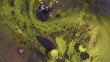 Boya karışımı. Akrilik kabarcıklar. Odaklanmamış sarı, mor, mor yağ rengi, ışıltılı, parlak sıvı daire, soyut sanat bokeh arkaplanı..