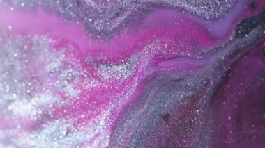 Mürekkep döküldü. Parıldayan sıvı. Soyut mermer arkaplana yayılan parlak damlacıklar..