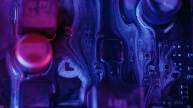 Boya damlası. İşlemci çipi. Soyut elektronik sanat arka planında bulanık mavi mor renkli dijital desen akrilik simli sıvı anakart.
