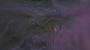 Bokeh karışımı emülsiyonu. Parıltı karışımı. Su akrilik ıslak dokusunda çözünmüş mor renk mürekkebi soyut bokeh arkaplanına dökülüyor.