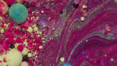 Dökme mürekkebi. Boya damlası. Odaklanmamış mor renkli baloncuk sıvısı akrilik soyutlama üzerinde yüzen yağ pigmenti..