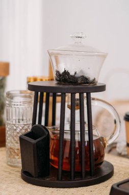 Cam çaydanlık. Sağlıklı bitkisel içecek. Şeffaf demleme suyu. Lezzetli sıvı. Çay seremonisi için temiz malzeme..