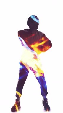 Dikey video. Dansçı enerjisi. Breakdance performansı. Turuncu mavi kıvılcım kıvılcımlar saçar. Beyaz üzerinde izole edilmiş sokak tarzı hareketlerden hoşlanan adamın silüeti..
