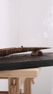 Dikey video. Tütsü yanıyor. Ruhani uygulama. Meditasyon aktivitesi yoga terapisi zihinsel yatıştırıcı aromaterapi destress aracı dumanı için.