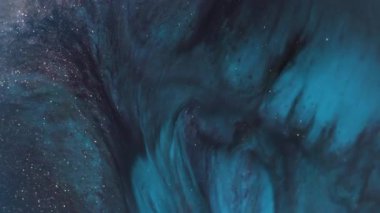 Parıl parıl parlıyor. Görüntü dalgalanması arka planı. Odaklanmamış mavi renk sıvı su mürekkep dokusu koyu siyah soyutlama üzerinde yüzen parlak sıvı.