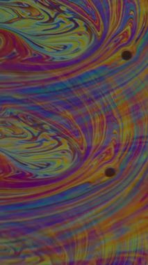 Dikey video. Benzin var. Akan kabarcıklar. Bulanık, mavi, yeşil renkli, yağlı boya dokusu soyut akrilik arka planda yüzüyor..