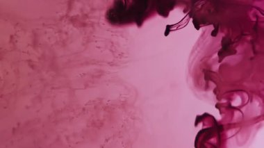 Pigment dumanı. Su damlacıklarını boya. Mor damlayan karışım buhar akışı bulanık pembe sıvı. Renk sanatı sıçraması duman karışımı arkaplan dokusu.