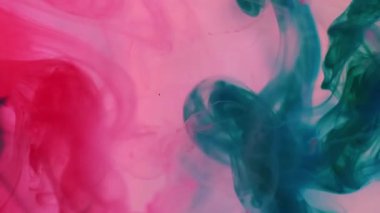 Su altı boyası dökülmüş. Pigment karışımı. Sis rengi sıvı mistik karışımı sıçratır. Sanat akışı şeffaf pembe turkuaz soyut odaklanmış arkaplan.