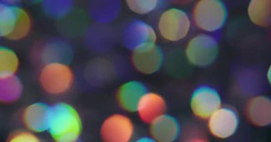 Bokeh dokusu. İşaret fişeği. Soyut sanat arka planında bulanık, turuncu, neon renkli, gökkuşağının yuvarlak, görsel ışıltılı parıltısı..