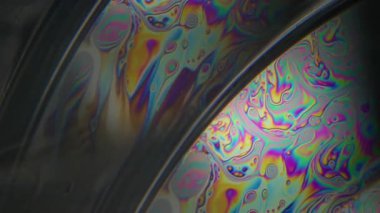 Spektrum sıvısı bulanıklığı. Boya balonu. Yağ emülsiyon küresi karanlık su üzerinde ışık patlaması ile harmanlanır. Soyut renk kopyalanmış kemer arkaplanı.