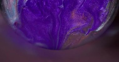 Neon kemeri. Odaklanmamış mürekkep yayılmış. Bulanık yuvarlak çerçevede mor turuncu ışıltılı emülsiyon dökülmesi. Renkli soyut sızıntı girdap arkaplanı.