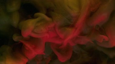 Parlak. Parıltı buharı. Odaklanmamış turuncu pembe gökkuşağı rengi soyut koyu siyah arka planda yayılan su bulutu..