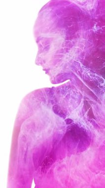 Dikey video. Ruhani siluet. Aura enerjisi. Meditasyon aydınlanması. Barışçıl kadının yüzünde çift pozlu pembe parıltılı sis akışı beyaz üzerinde izole edilmiş dış hatlar..