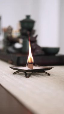 Dikey video. Aroma meditasyonu. Tütsü yakıcı. Dinsel gelenek, dinsel yoga araçlarını ateşler, sönmüş sakinleştirme arka planında dumanlar tüterek..