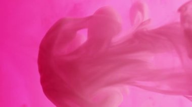 Duman sıvısı karışımı. Yüzen boya. Pembe boya damlası neon rengi sıvı pigmenti çözer. Sanat kimyasalı sıçraması soyut odaklanmış arkaplan.