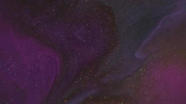 Parlak emülsiyon. Boya sanatı. Odaklanamayan mor renk ışıltılı sıvı akrilik kimyasal sıvı soyut yaratıcı arka planda yüzüyor..