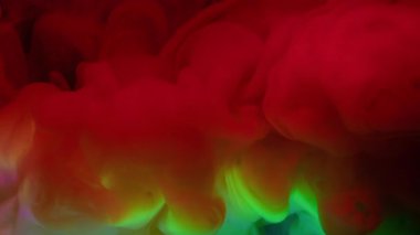 Mürekkep lekesi. Neon gazı suyu. Odaklanmamış kırmızı mavi renk parlatıcısı soyut arkaplanda parlak sis gökkuşağı sızıntısı.