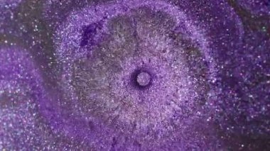 Parıltı sıçraması. Sıvı dökülmesi. Odaklanmamış mor eflatun renkli mürekkep parlatıcısı soyut koyu siyah arkaplana yayılan baloncuk deseni sıçratır.