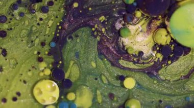 Mürekkep rengi. Köpük jeli. Soyut akrilik sanat arka planında yüzen sıvı sıvı yağ damlacığının etrafında çözünmüş sarı mavi parıltı.