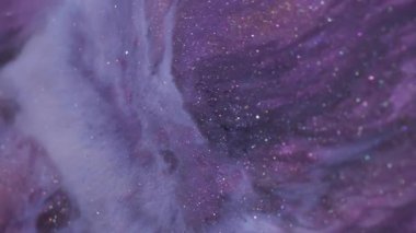 Sıçrama boyası. Parlak sıvı. Soyut yaratıcı arka planda yüzen odaksız mor mavi renk sim deseni ıslak parçacıklar.