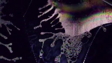 Sinyal hasarı. Arıza hatası. Mavi mor renkli gökkuşağı eserleri koyu siyah soyut bokeh arka planda dijital kırık serpinti sıvısı.