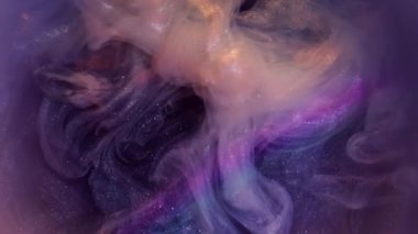 Odaklanmamış parlak mürekkep. Parlak gökkuşağı bulutu. Pembe mavi renk, ışıldayan dumanlı su dokusu akrilik soyutlamaya yayılıyor..