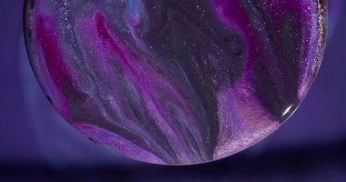 Bulanık boya karışımı. Floresan eğrisi. Çember lenslerde siyah mor parlak emülsiyon. Soyut arkaplan üzerine dökülen girdap akışı.