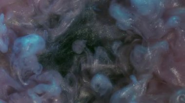 Parlak duman. Parıldayan bulut. Odaklanmamış mor pembe renk sisi sıçramış parlak duman dokusu soyut akrilik sanat arka planına yayılıyor..