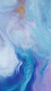 Dikey video. Parlak karışım. Bulanık boya suyu. Mavi, beyaz, ışıl ışıl, altın renginde bir akıntı çözündü. Enamel mor girdap soyut arkaplan.