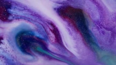 Parlak. Bulanık parıltı dokusu. Soyut siyah sanat arka planında çözünmüş mor, beyaz, yeşil renkli, parlak su..