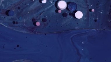 Boya emülsiyonu. Akrilik boya sıvısı. Soyut arkaplanda yüzen yağ baloncukları etrafında mavi, beyaz, pembe, ışıl ışıl bir karışım..