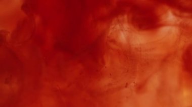 Duman sıçrıyor. Boya karışımı. Kahverengi turuncu karışım girdaplı sanat suyu damlaları damlalar çözülmüş pigmentler yayılmış. Soyut sıvı doku arkaplanı.