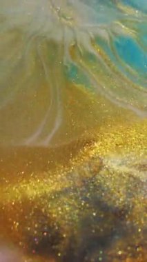 Dikey video. Sanat sıvısı. Parlak bulanık boya. Yuvarlak prizmada sarı mavi emülsiyon karışımı. Odaklanamayan mor renk soyut arkaplan üzerine girdap akışı.