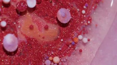 Parıldayan sıvı. Mürekkep döküldü. Soyut sanat arka planında yüzen mor su damlacıkları üzerinde odaklanmış kırmızı mavi parlak yağ rengi..