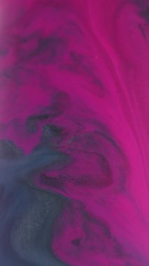 Dikey video. Optik efekt boyası. Sanat sıvısı bulanıklığı. Pembe akrilik karışım rengi. Odaklanmamış boya dökülme eğrisi ışık soyut gri arkaplan.