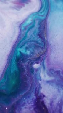 Dikey video. Parıltı akıyor. Bulanık akrilik akıntı. Beyaz mavi, mor, köpüklü su, mürekkep pigmentini yuvarlak mercekle karıştırıyor. Odaklanmamış renk soyut arkaplanı.