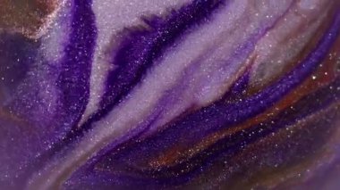 Parlak mürekkep dökülüyor. Görüntü pırıltılı sıvı. Soyut akrilik yaratıcı arka planda odaksız mor mavi çok renkli akış dokusu.