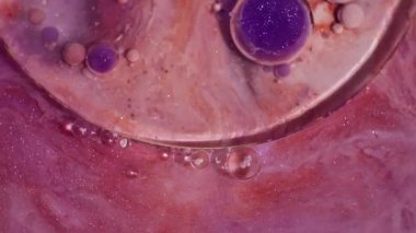 Su mürekkebi. Yağ arka planı. Odaklanmamış mor turuncu simli akrilik kabarcıklar sanatın soyutlamasında sıvı yuvarlak parlak dokuyu harmanlıyor.